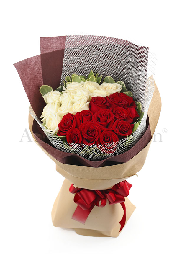 Flower Hand Bouquet: Delicate Love (Red-White)