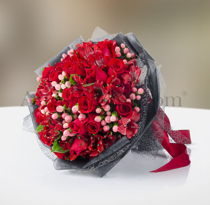 Hand Bouquet: Grandiose Red