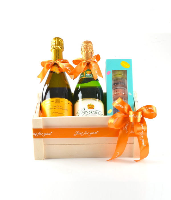 Wine hamper: Bubbles and Sweets