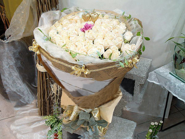 Hand Bouquet: Glorious Beauty