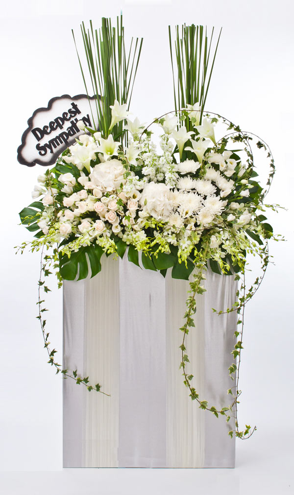 Condolence Wreath: Heartfelt Condolences