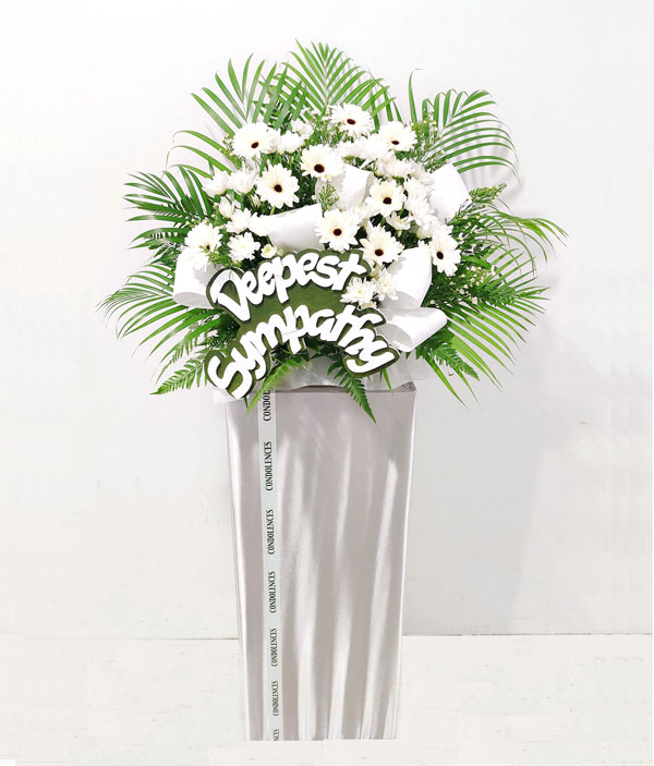 Condolence Wreath: Sincere Sympathy