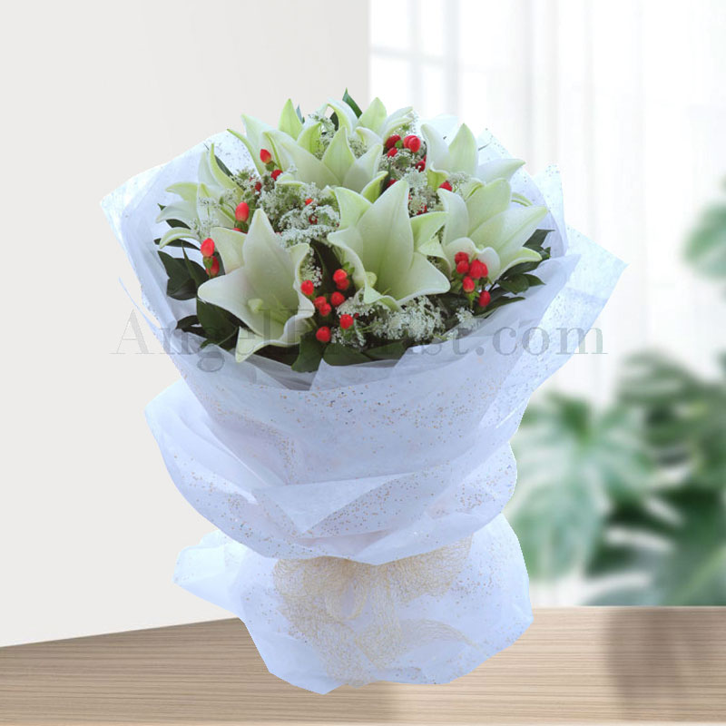Hand Bouquet: Fairytale Blooms